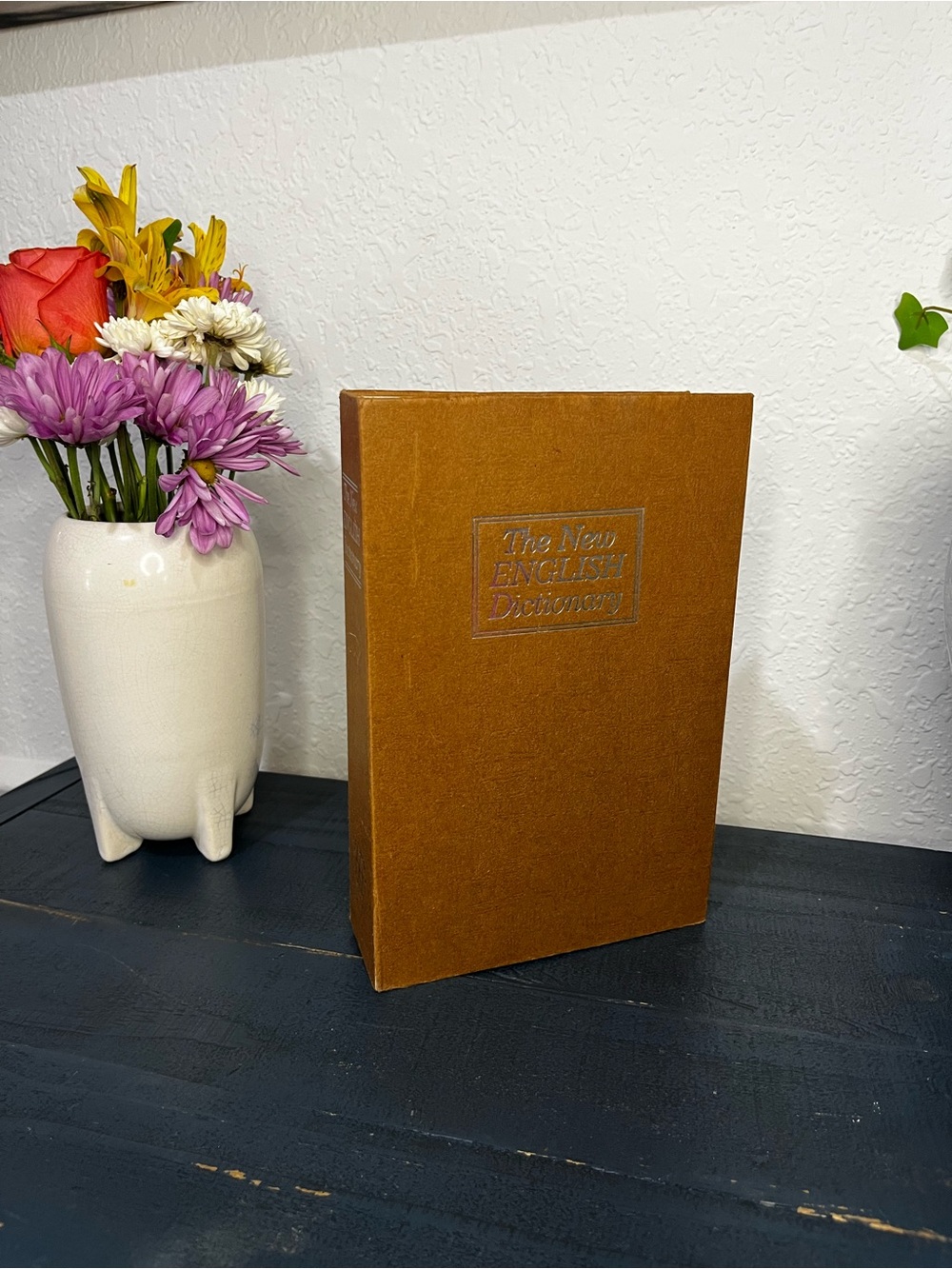The New English Dictionary - Brown Hardcover Reference Book Lock Box! With key 🔑